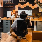 Weniger Stress, mehr Fokus: Ergonomie am Arbeitsplatz – Ihr Guide für ein stilvolles und gesundes Büro